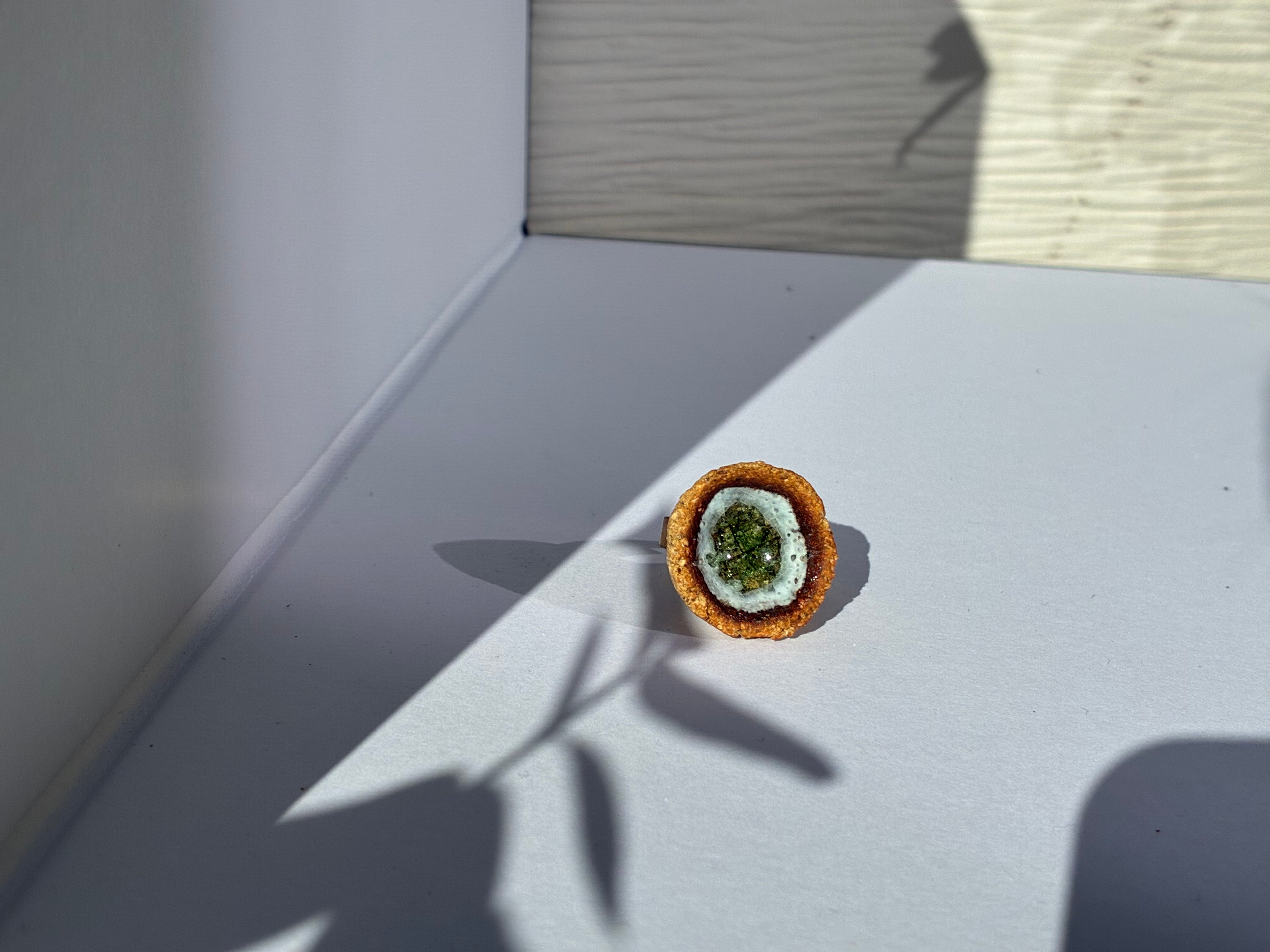 Anillo de gres y vidrio de mar