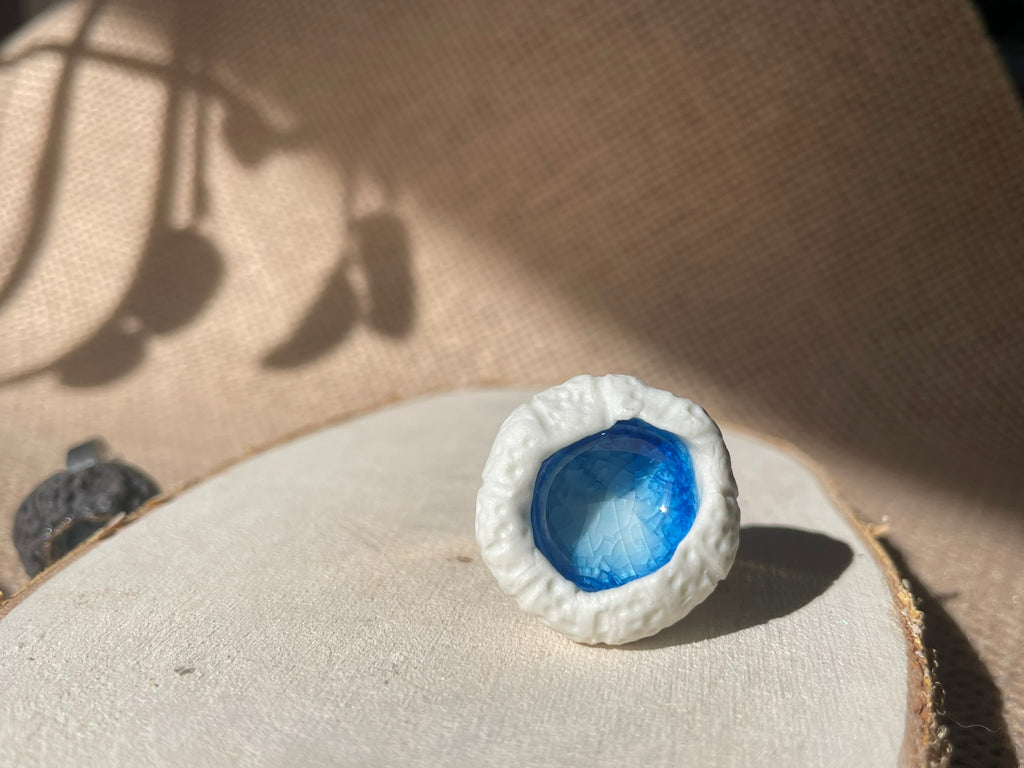 Anillo de porcelana y vidrio de mar